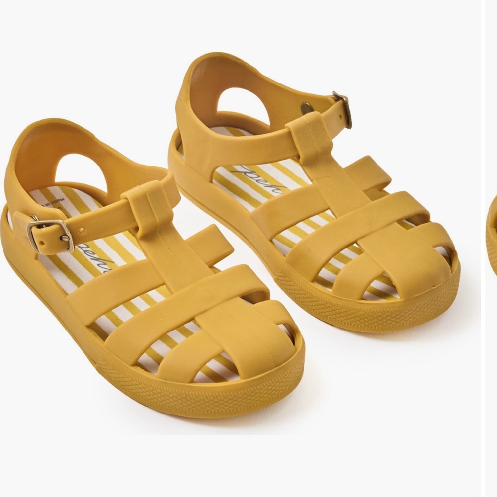 Adjustable Fisherman Sandal with Buckle Closure
